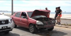 Por alcance, se impacta automóvil con camioneta