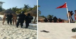 Policías de Cancún posan para fotos con turistas topless