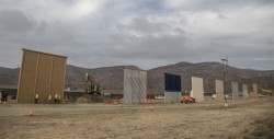 Trump dice que hay "dos o tres" prototipos del muro que "realmente funcionan"