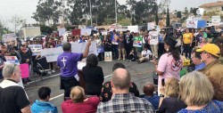 Mexicanos protestan contra visita de Trump a prototipos del muro