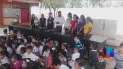 Entrega SEC escritorios y sillas a maestros