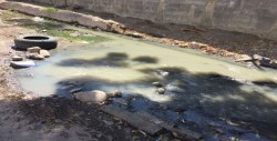 Fuerte fuga de drenaje se localiza en calle Puerto de Ohuira