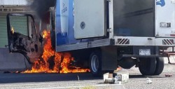 Bloqueo y quema de vehículos afecta acceso a Antúnez, Mich.