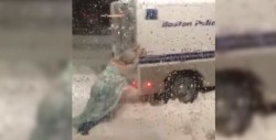 DragQueen saca un camión de policia atascado en la nieve