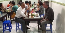 #Foto Mesa de un bar donde comió Obama se convirtió en objeto de culto