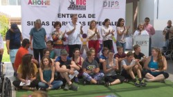 Entregan sillas de ruedas a niños