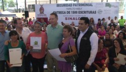 Reciben 1500 familias escrituras de sus viviendas