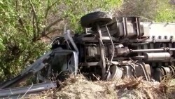 Se registra volcadura de un camión cargado con champiñones