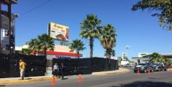 Resguardan plaza comercial, peligroso por daños a estructura
