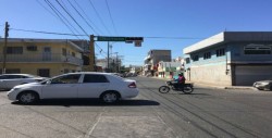 Semáforo derrumbado y otro sin prender