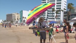Denuncian que vendedores sin permiso invaden zona federal