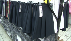 Dos uniformes gratuitos para estudiantes