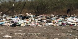 Lleno de basura, un lote baldío por Blvd. Conquistadores
