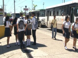 Entrega ISJ y gobierno estatal becas de transporte