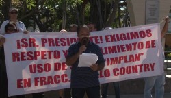 Manifestación de vecinos del Sábalo Country frente al Ayuntamiento