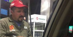 El expendedor de gasolina que está enamorando a todo México