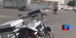 Agente de tránsito evita accidentes al controlar vialidad