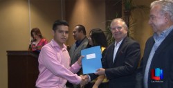 Entregan becas a estudiantes