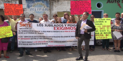 Maestros exigen el pago de su prima de antiguedad