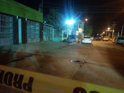 Asesinana a una persona afuera de su domicilio