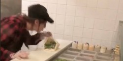 #VIDEO empleada escupe en la comida de su cliente