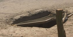 Dañada rejilla de alcantarilla en la entrada de Aguaruto