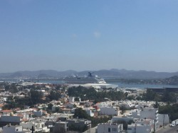 Turistas navieros pasean en Mazatlán