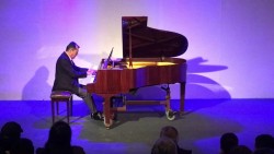 Disfrutan concierto de piano