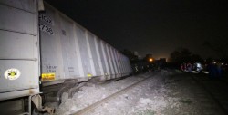 Descarrila tren; desalojan 10 viviendas