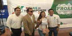 ISJU e IMJU entregan becas a jóvenes estudiantes