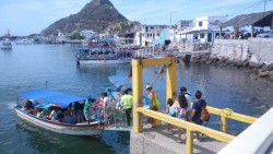 Turistas disfrutan paseos en catamarán