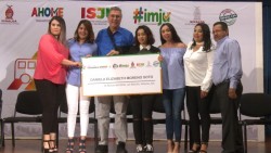 Entregan becas de transporte a estudiantes