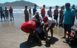 Rescatan a turistas de morir en el mar