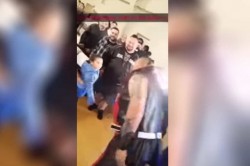 #Video Luchador escupe chicle a su hija y así reacciona
