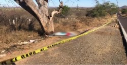 Localizan cuerpo sin vida encobijado cerca de El Quelite