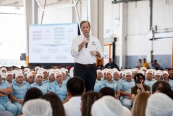 Visita Meade a los trabajadores de Grupo Pinsa