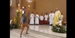 #Video Dron lleva la hostia durante una misa