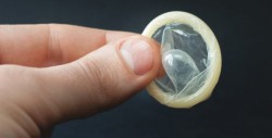 #Video ¡Nuevo reto! Adolescentes usan condones para algo más que sexo