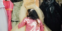 Skateboarders colectan vestidos de quinceañera para jóvenes