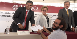 Reconocen a maestros de la UAdeO y donan equipo