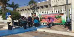 Trabajadores agrícolas realizan plantón en SEDESOL y SCT