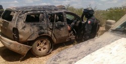 Investigan muerte de familia en "fuego cruzado"