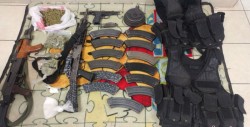 En vehículo abandonado aseguran armas, chalecos y drogas