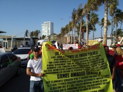 Maestros realizan marcha de protesta en Mazatlán