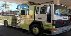 Les donan equipo y camión de bomberos