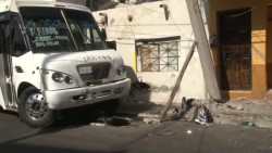 Choca camión urbano