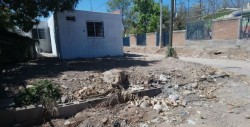 Piden solución de construcción de casas en cauce de arroyo