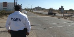 Elementos de tránsito vigilan cruce ferroviario