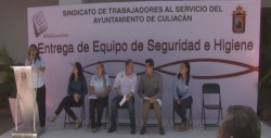 Ayuntamiento entrega equipo a trabajadores del STASAC