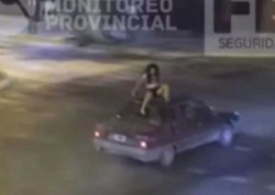 #VIDEO Motoclicista sale volando y queda sentada sobre un carro